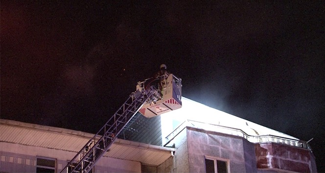 Sultanbeyli’de 5 katlı binanın çatısı alevlere teslim oldu