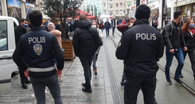 Taksim’de korona virüs denetimlerinde çok sayıda kişiye ceza kesildi