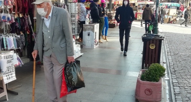 Yaşlılar sokağa çıkma yasağı öncesi alışveriş için sokaklara akın etti