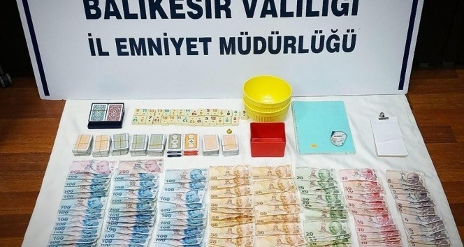 Balıkesir'de derneğe kumar operasyonu: 21 kişiye toplam 51 bin lira ceza uygulandı