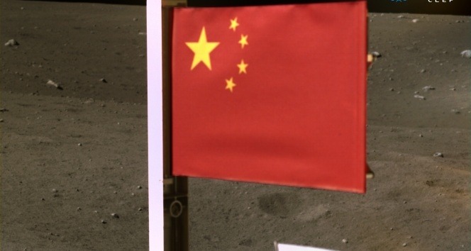 Chang'e 5 uzay aracı, Ay'a Çin bayrağı dikti