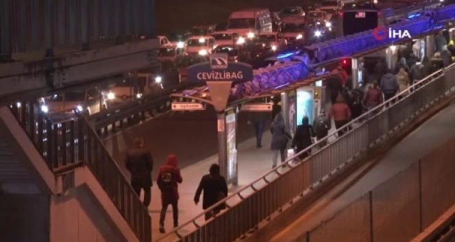 Sokağa çıkma kısıtlamasına 1 saat kala İstanbul'da trafik ve metrobüs yoğunluğu
