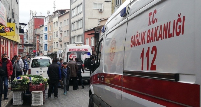 Beyoğlu’nda sokak ortasında bıçaklı kavga: 2 yaralı