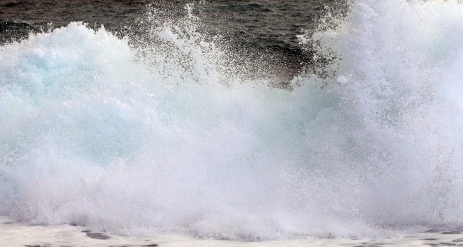 Boyu 4 metreye kadar ulaşan dev dalgaların dövdüğü Konyaaltı Sahili, beyaza büründü