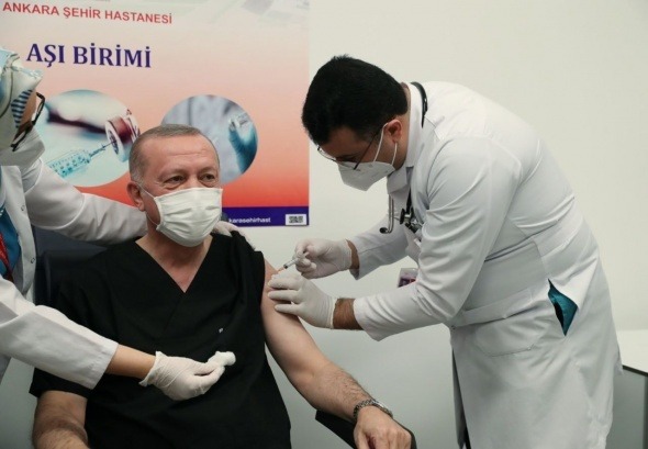 Cumhurbaşkanı Recep Tayyip Erdoğan, aşı olduğu anları paylaştı!