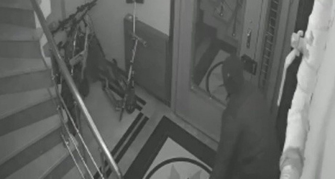 Eve giren hırsızın televizyon çaldığı anlar kamerada