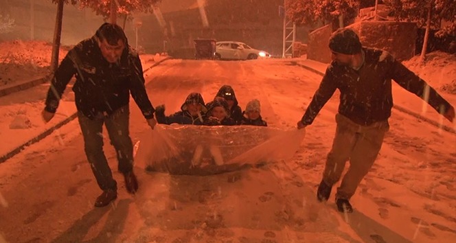 İstanbul'da çocuklar karın tadını çıkarırken sürücüler zor anlar yaşadı
