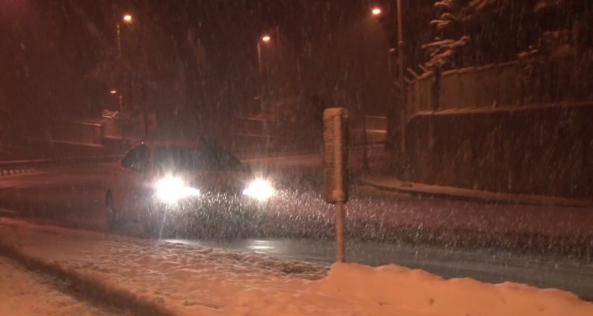 İstanbul'da yoğun kar yağışı devam etti, sürücüler güçlükle ilerleyebildi