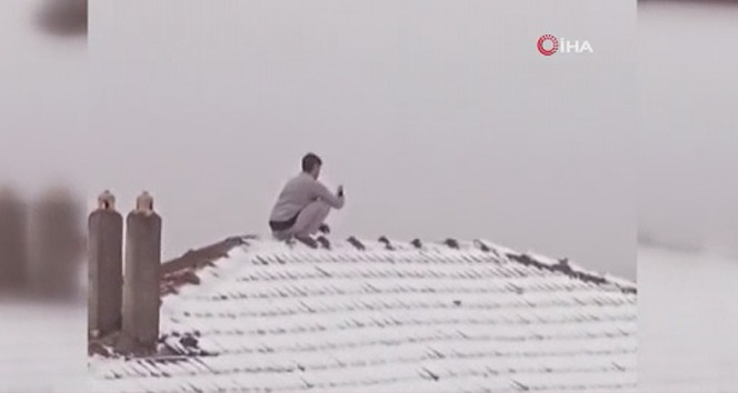 Kar fotoğrafı çekmek için canını tehlikeye atıp çatıya çıktı