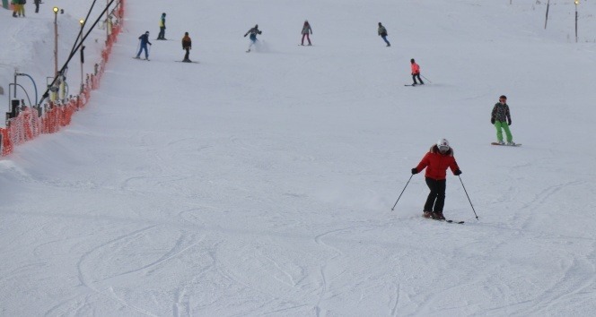 Kartalkaya’da kar kalınlığı 1 metreyi geçti