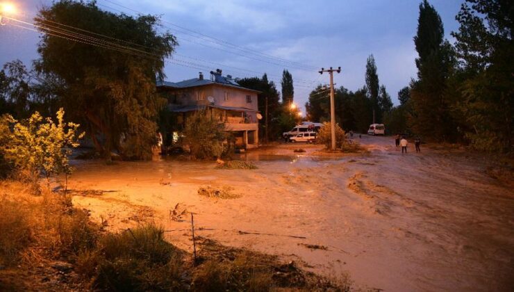 Elbistan’da sağanak etkili oldu, 2 mahallede yağış sele dönüştü