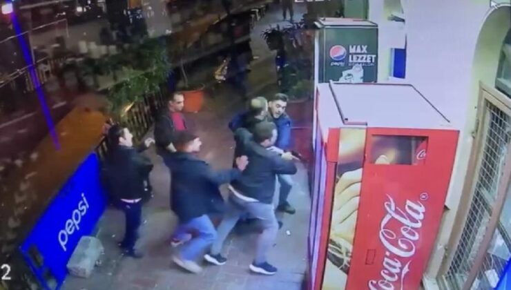 Beyoğlu’nda hareketli dakikalar: Polis saldırganı önce yakaladı sonra linçten kurtardı