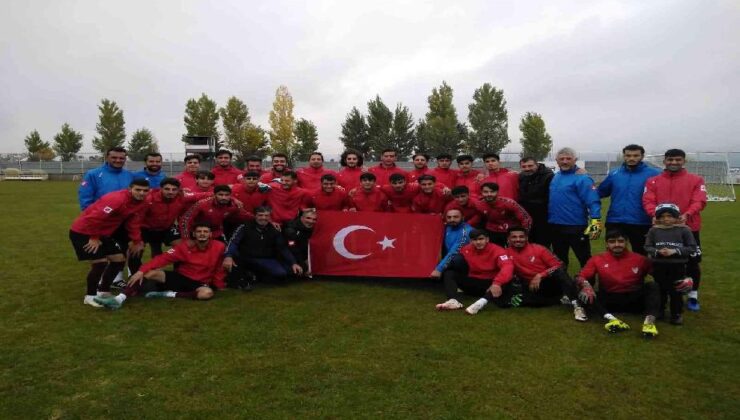 Elazığspor, 29 Ekim’i Türk bayrağı açarak kutladı