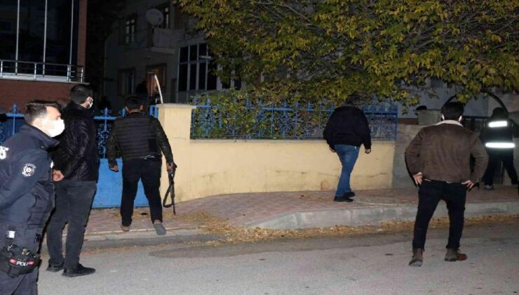 Erzincan’da hareketli gece: Balkondan rastgele ateş açan alkollü şahıs, polisin operasyonuyla etkisiz hale getirildi