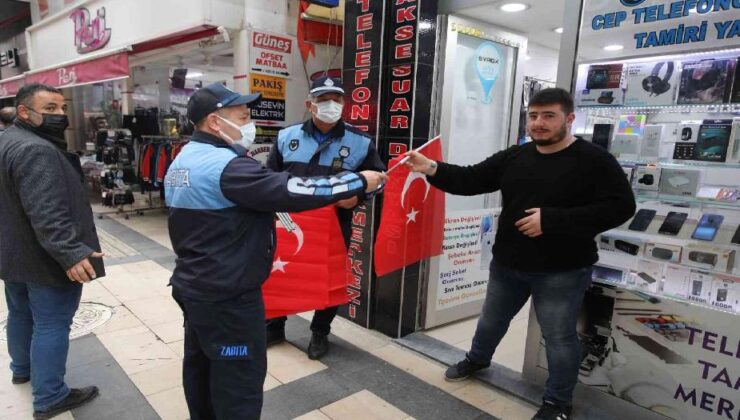 Fatsa Belediyesi’nden esnaf ve vatandaşlara Türk bayrağı
