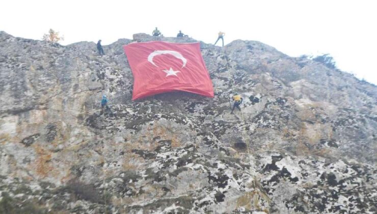 Kayalıklarda dev Türk bayrağı açtılar