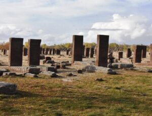 Likenleri temizlenen Selçuklu Mezarlığındaki taşlar tarihe ışık tutuyor