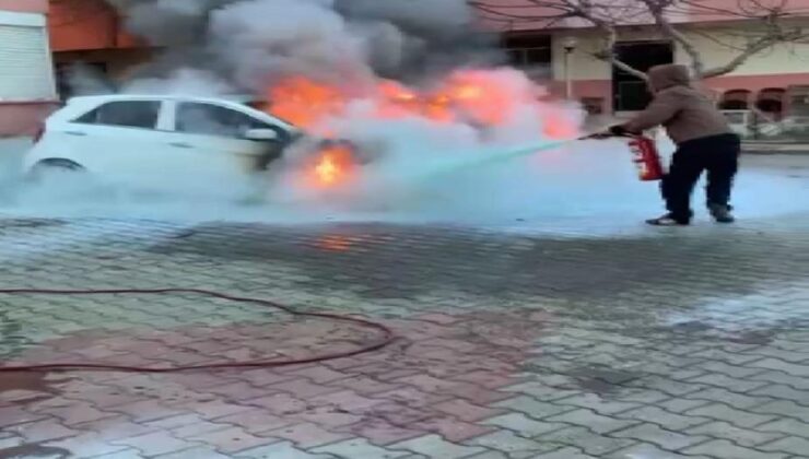 Antalya’da park halindeki iki otomobil çıkan yangında alev alev yandı