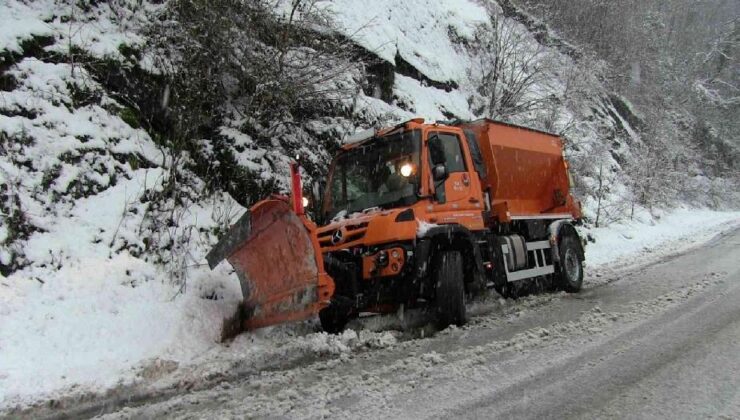 Artvin’de kar yağışı nedeniyle Hopa-Borçka karayolunda trafiğe kapandı