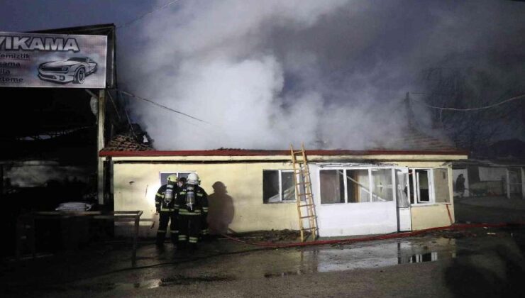 Benzin istasyonu bitişiğinde ev yangını korkuttu