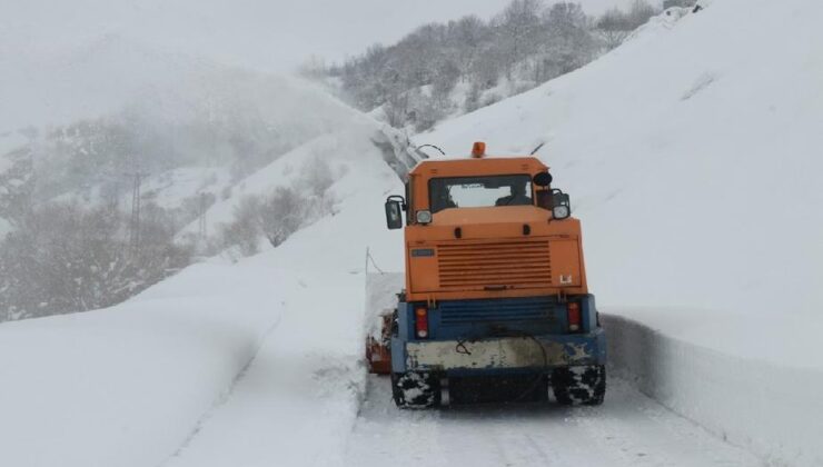 Bitlis’te tipi ve fırtınaya rağmen köy yolları açılıyor
