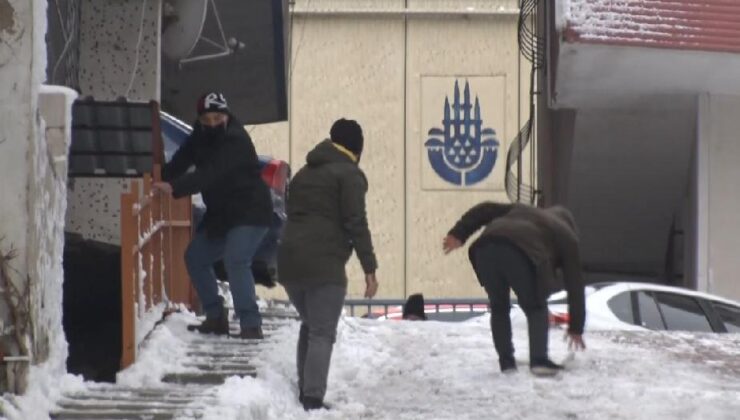 Buz pistine dönen sokakta vatandaşlar güçlükle yürüdü, 2 kişi düşüp yaralandı