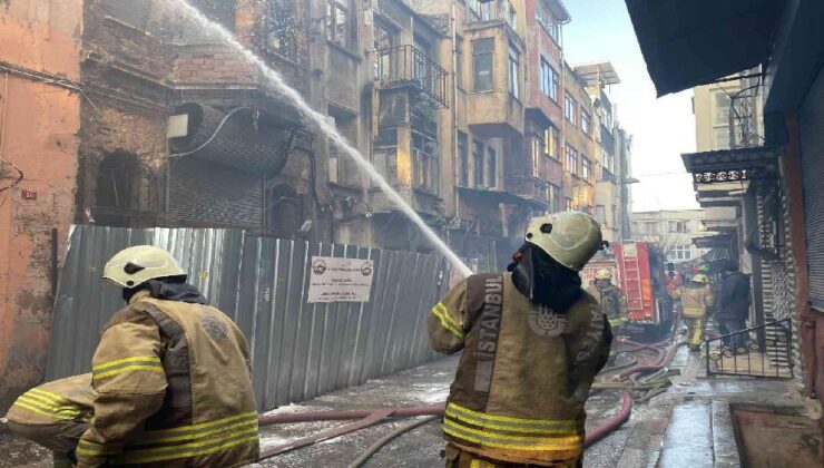Fatih’te metruk bina alev alev yandı
