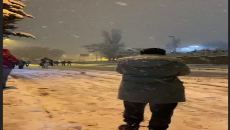 İstanbul’da karda ilginç görüntü: Yollar kapanınca atla gezmeye çıktı