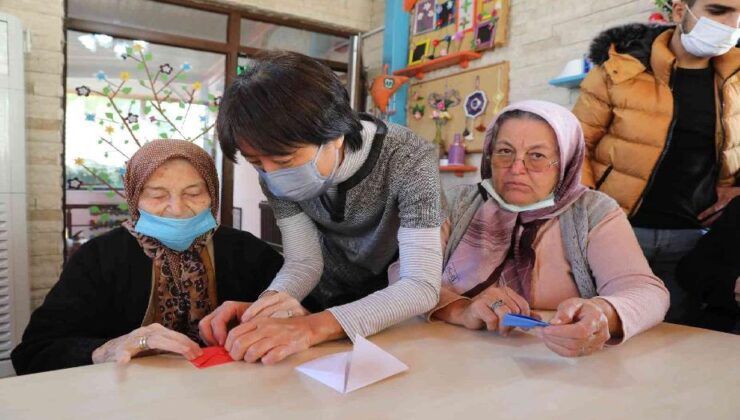Japon öğretim üyesi Mavi Ev’de origami eğitimi verdi