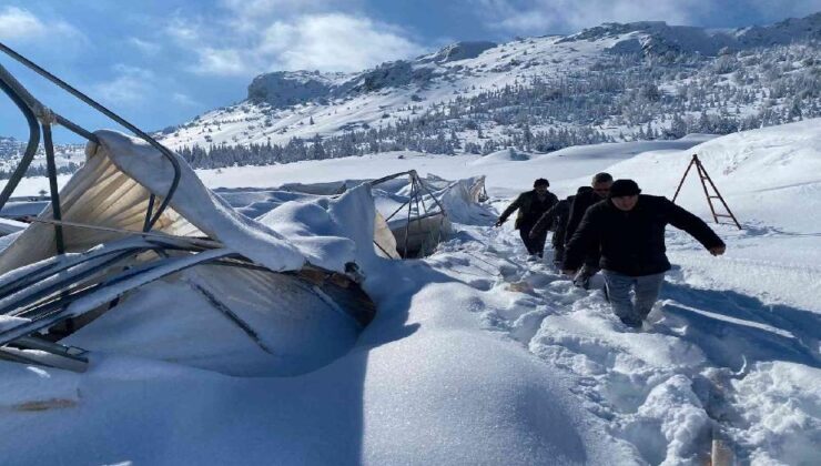 Karaman’da karın ağırlığına dayanamayan seralar çöktü