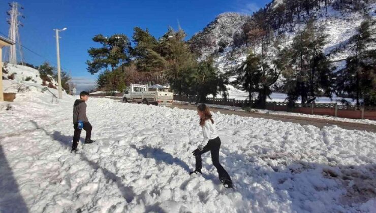 Marmaris’te yağan kar vatandaşlar için eğlence oldu
