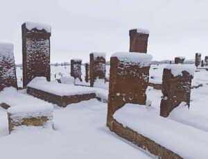 Tarihi mezarlıktan kartpostallık kar manzaraları