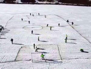 Yüzeyi buzla kaplı Çıldır Gölü’nde futbol keyfi