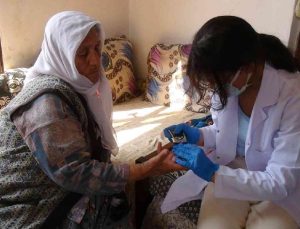 Geleceğin doktor adayları köylerde kapı kapı dolaşıp sağlık taraması yapıyor