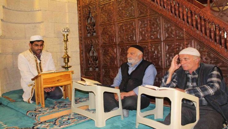 210 yıllık camide asırlık mukabele geleneği devam ediyor