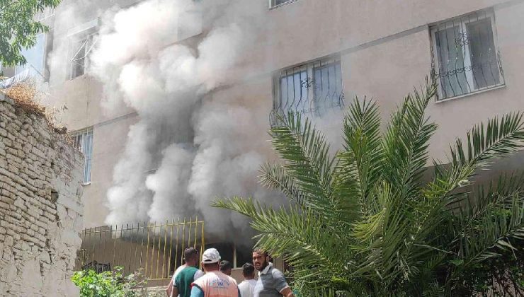 Apartmanın bodrum katında yangın çıktı, vatandaşlar balkondan tahliye edildi