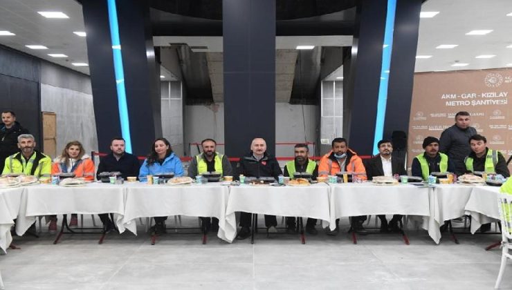 Bakan Karaismailoğlu, AKM-Gar-Kızılay metro şantiyesi işçileriyle sahur yaptı