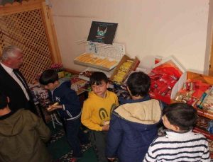 Çocuklara camiyi sevdirmek için camide mini market açtı