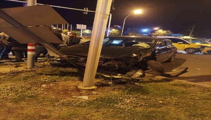 Diyarbakır’da ticari taksi ile otomobil kafa kafaya çarpıştı: 2 yaralı