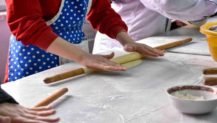 Liseli öğrenciler okullarının mutfağında ihtiyaç sahiplerine yemek yapıyor