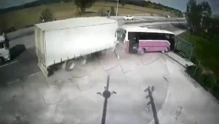 Sakarya’da kamyonun yolcu otobüsüne çarptığı feci kaza kamerada