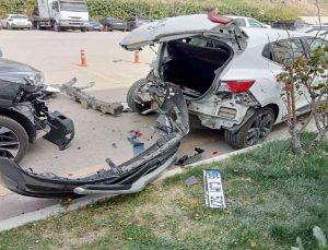 Sürücüsünün baygınlık geçirdiği iddia edilen kargo aracı park halindeki 7 araca çarptı