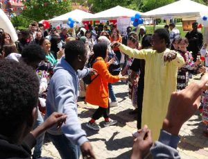 Afrikalı öğrenciler ‘Tokat sarması’ oynadı