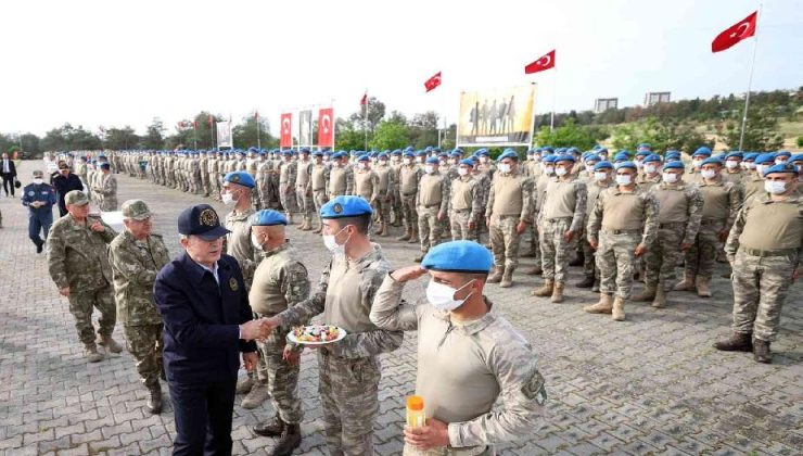 Bakan Akar Şanlıurfa’da askerlerle bayramlaştı