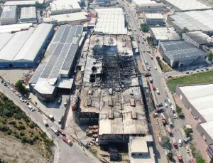 Bursa’da yalıtım malzemeleri üreten fabrika yangını tamamen söndürüldü