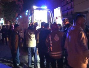 Çekmeköy’de 2 otomobil kafa kafaya çarpıştı: Otomobil dükkana daldı, 3 yaralı