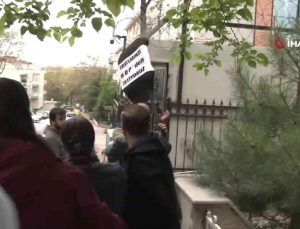 Evlat nöbeti tutan babalar HDP Genel Merkezi’ne siyah çelenk bıraktı