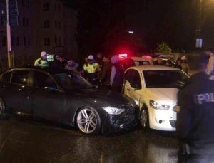 Maltepe’de, 1 kişinin yaralandığı kaza sonrası sürücülerin kavgası kamerada