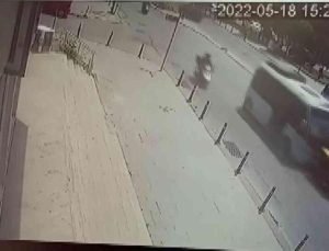 Maltepe’de minibüs sürücüsü, motokuryeye art arda çarparak önünde sürükledi