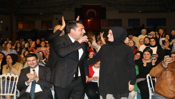 MHP İl Başkanı mikrofonu aldı, eşine şarkı söyledi